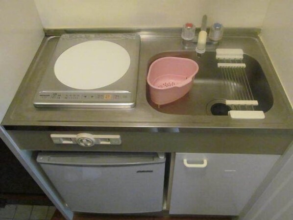 Refrigerador, microondas, placa de cocina, utensilios de cocina