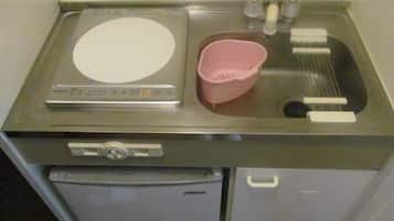 Réfrigérateur, micro-ondes, plaque de cuisson