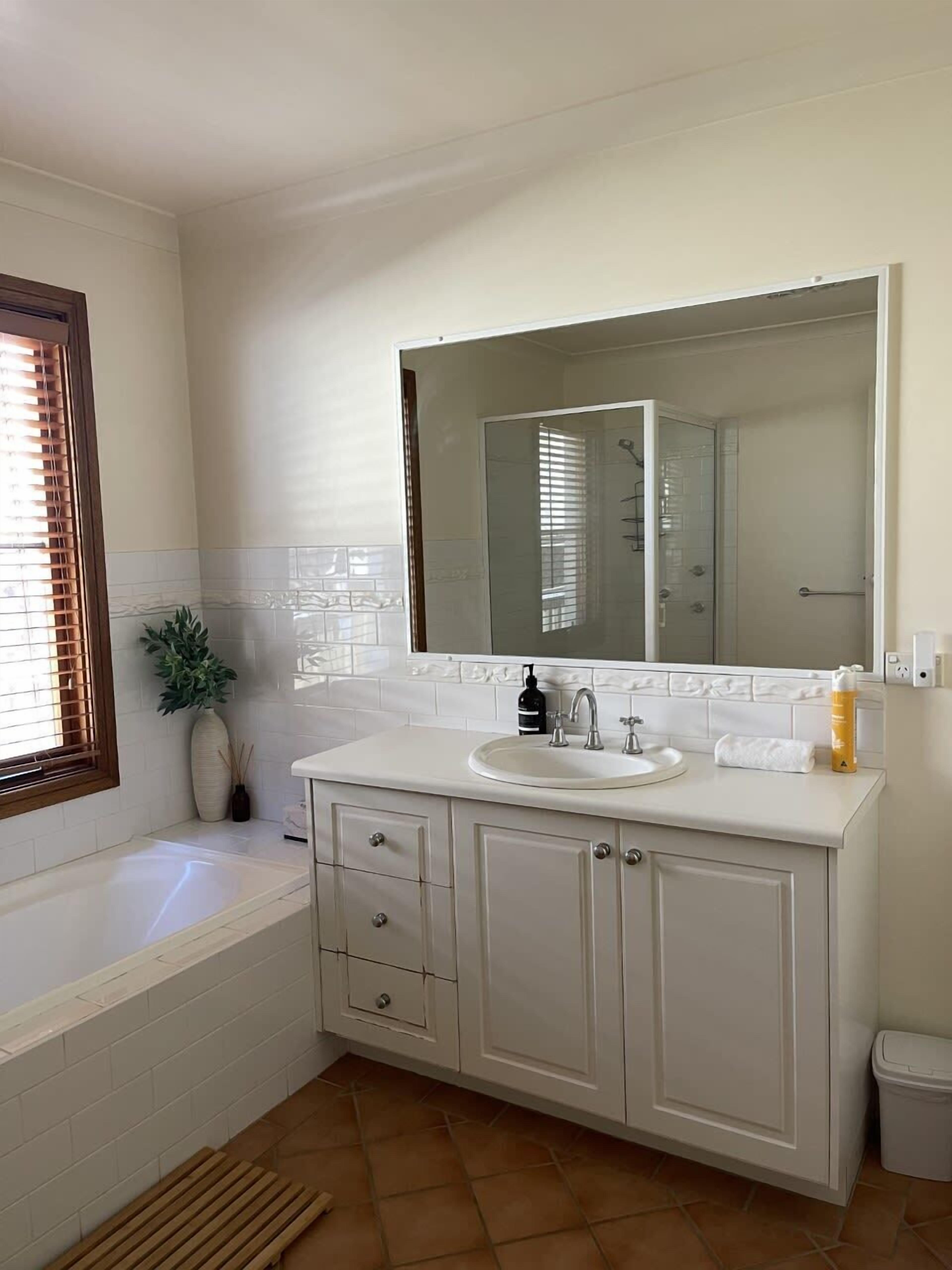 Badekar, hårføner og håndklær