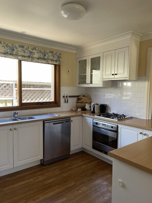 冷蔵庫、電子レンジ、オーブン、コンロ