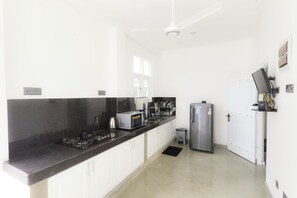 Apartment, Multiple Beds | Private kitchen | Fridge, microwave, oven, stovetop
