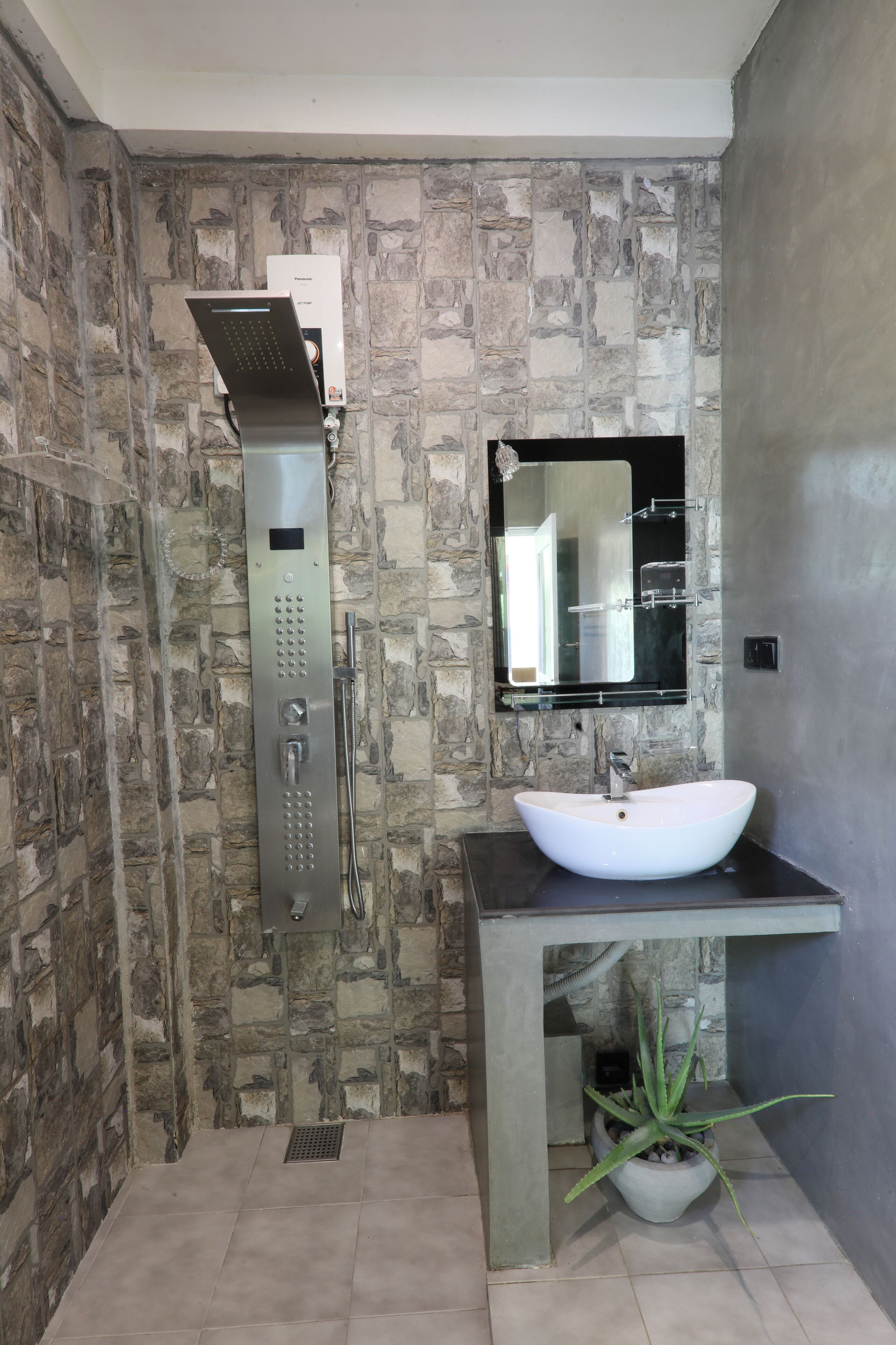 Apartment, Multiple Beds | Bathroom | Shower, towels