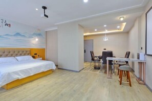 A modern hotel room with a large bed, a desk, and a chair. - Homeinn Pebble Hotel (Danyang Zhongshan Road Glasses City) (Danyang)