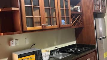 Réfrigérateur, micro-ondes, batterie de cuisine, vaisselle et ustensiles