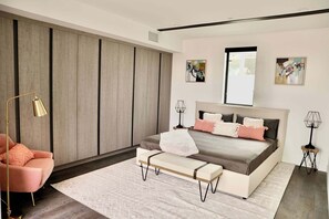 3 habitaciones, tabla de planchar con plancha, wifi y ropa de cama 