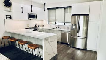 Køleskab, mikrobølgeovn, ovn, kogeplade