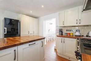 Kühlschrank, Wasserkocher mit Kaffee-/Teezubehör, Hochstuhl