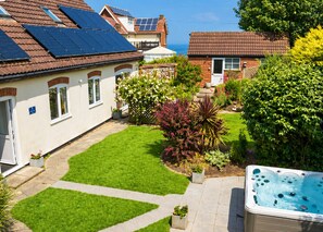Outdoor spa tub - Spacious 12-Bedroom Coastal Retreat Private Annex (Mundesley)