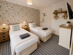 12 Schlafzimmer, Bügeleisen/Bügelbrett, Reisekinderbett, WLAN