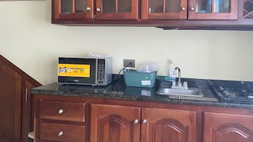 Micro-ondes, cafetiĂšre/bouilloire, serviettes en papier