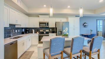 Geladeira, micro-ondas, fogão, cooktop