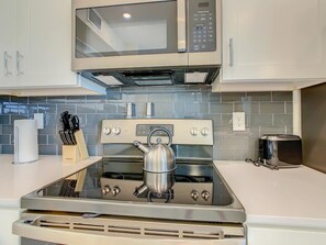 冷蔵庫、電子レンジ、オーブン、コンロ