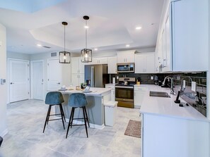 Refrigerador, microondas, horno, placa de cocina