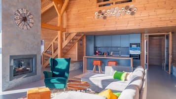 TV connectée, cheminée, livres