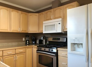 Refrigerador, microondas, horno y parrilla de estufa