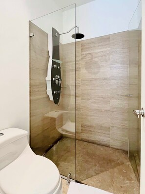 Dusche, Haartrockner, Handtücher