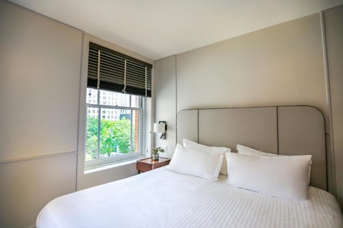 Catch A Show On Broadway, Just Minutes Away! City View, Onsite Bar, Pets Allowed