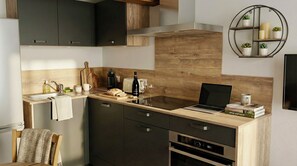 Refrigerador, microondas, horno, placa de cocina