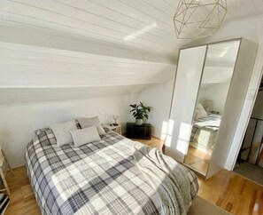 3 bedrooms, travel cot, free WiFi, bed sheets