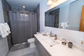 Secador de pelo, toallas, jabón, shampoo