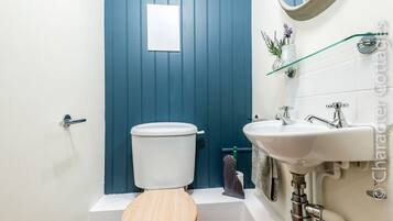 Cottage | Salle de bain | Douche, sèche-cheveux