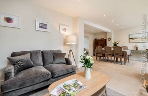 Cottage | Interior - Wall Cottage (Burford)