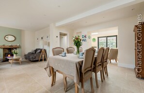 Cottage | Interior - Wall Cottage (Burford)