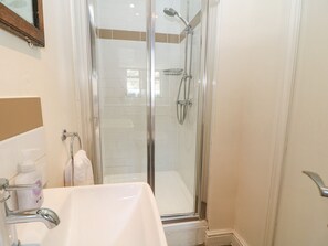 Cottage | Phòng tắm | Buồng tắm vòi sen, máy sấy tóc 