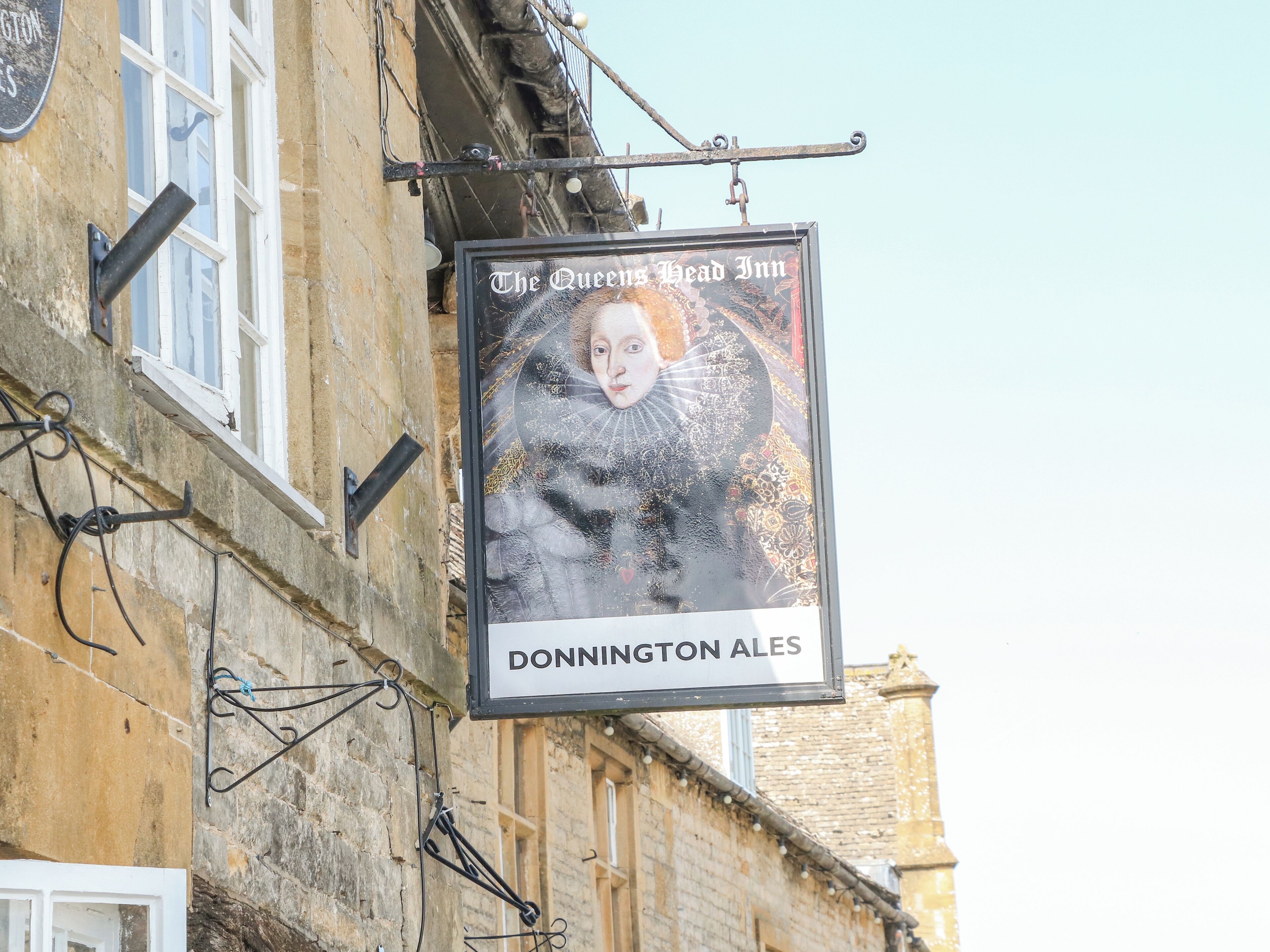 Letrero de pub con una figura histórica y el nombre 'DONNINGTON ALES'.