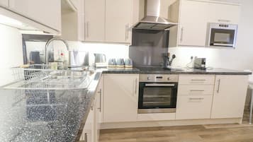 Cottage | Dapur pribadi | Mesin pencuci piring dan peralatan masak/sendok-piring