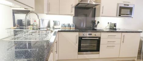 Cottage | Private kitchen | Dishwasher, cookware/dishes/utensils