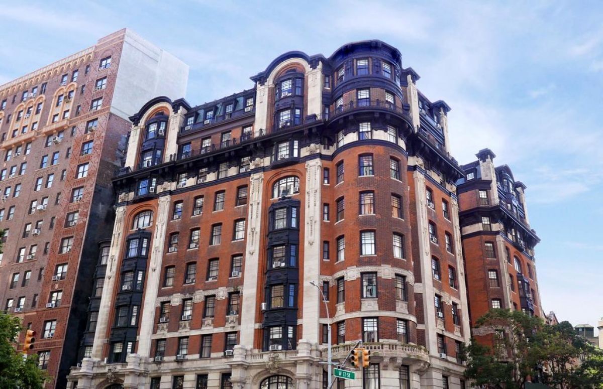 Heart of the City! 3 Relaxing Spaces, On-Site Bakery, and Cafe, Pet-friendly!