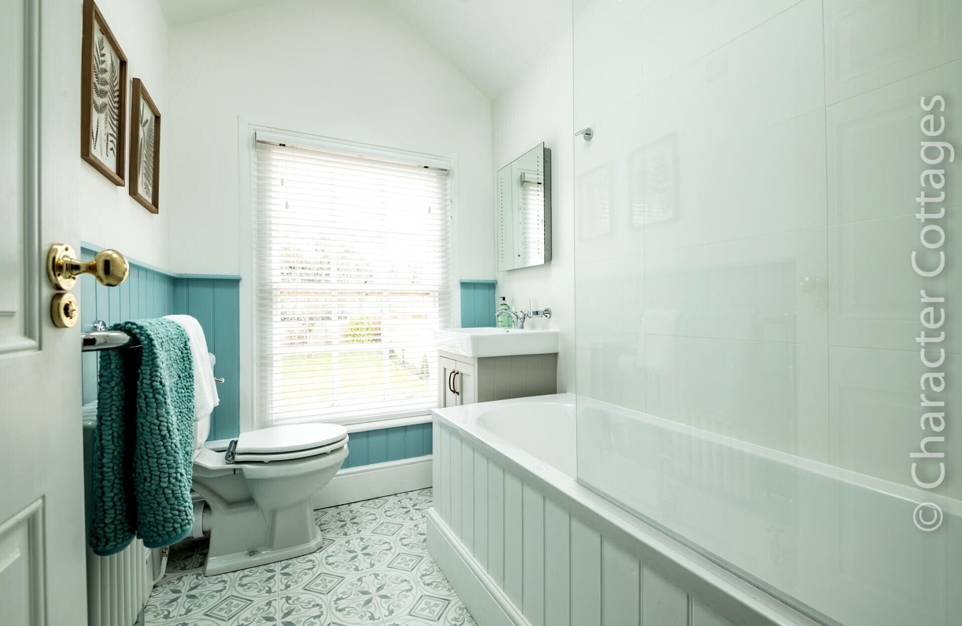 Un baño con inodoro, lavabo y bañera.