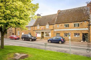 Cottage | Interior - Honeysuckle Cottage (Warwick)