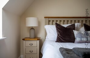 Cottage | 2 bedrooms, individually decorated, individually furnished, free WiFi - Weir Cottage (Cheltenham)