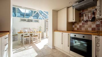 Cottage | Private kitchen | Fridge, dishwasher, electric kettle, toaster