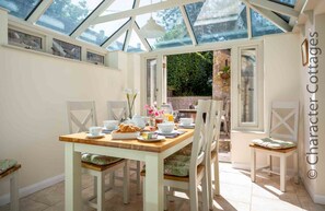 Cottage | Private kitchen | Fridge, dishwasher, electric kettle, toaster - Weir Cottage (Cheltenham)