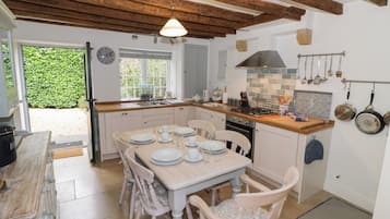 Casa de campo | Cocina privada | Refrigerador, lavavajillas, tetera eléctrica y tostadora