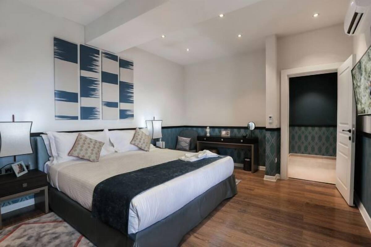 2 bedrooms, premium bedding, in-room safe, desk