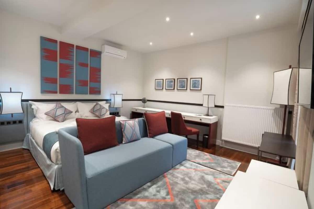 2 bedrooms, premium bedding, in-room safe, desk