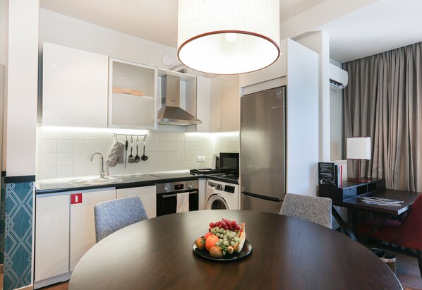 Suite ejecutiva, 1 habitación, no fumadores, vistas a la ciudad | Cocina privada | Frigorífico, microondas, lavavajillas y cafetera o tetera