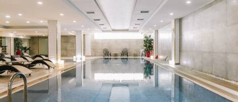 Bar en milieu de piscine