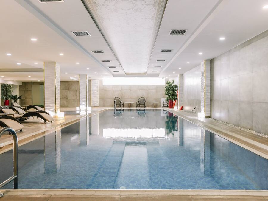 Bar en milieu de piscine