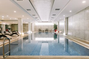 Swim-up bar