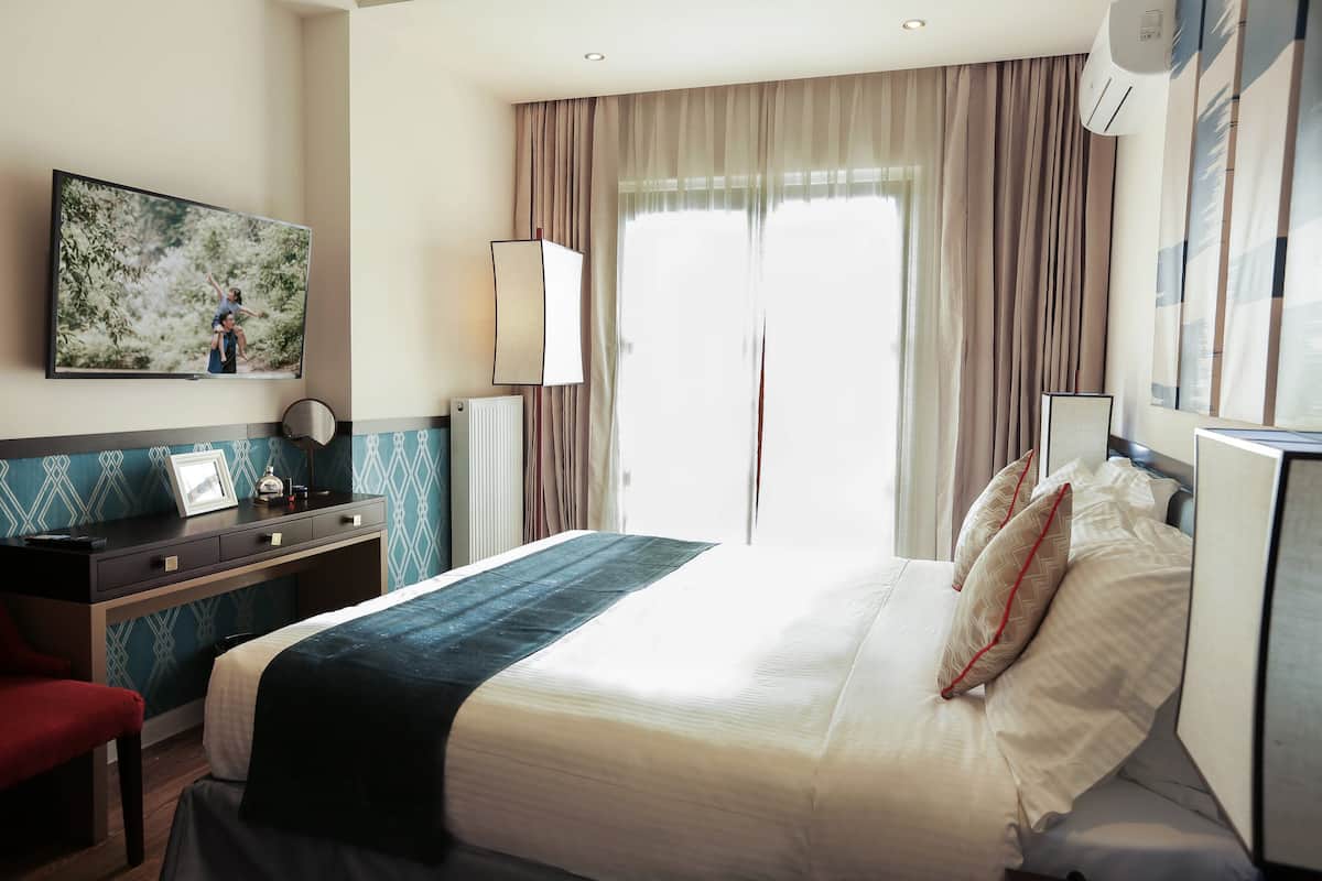 Premium bedding, in-room safe, desk, laptop workspace