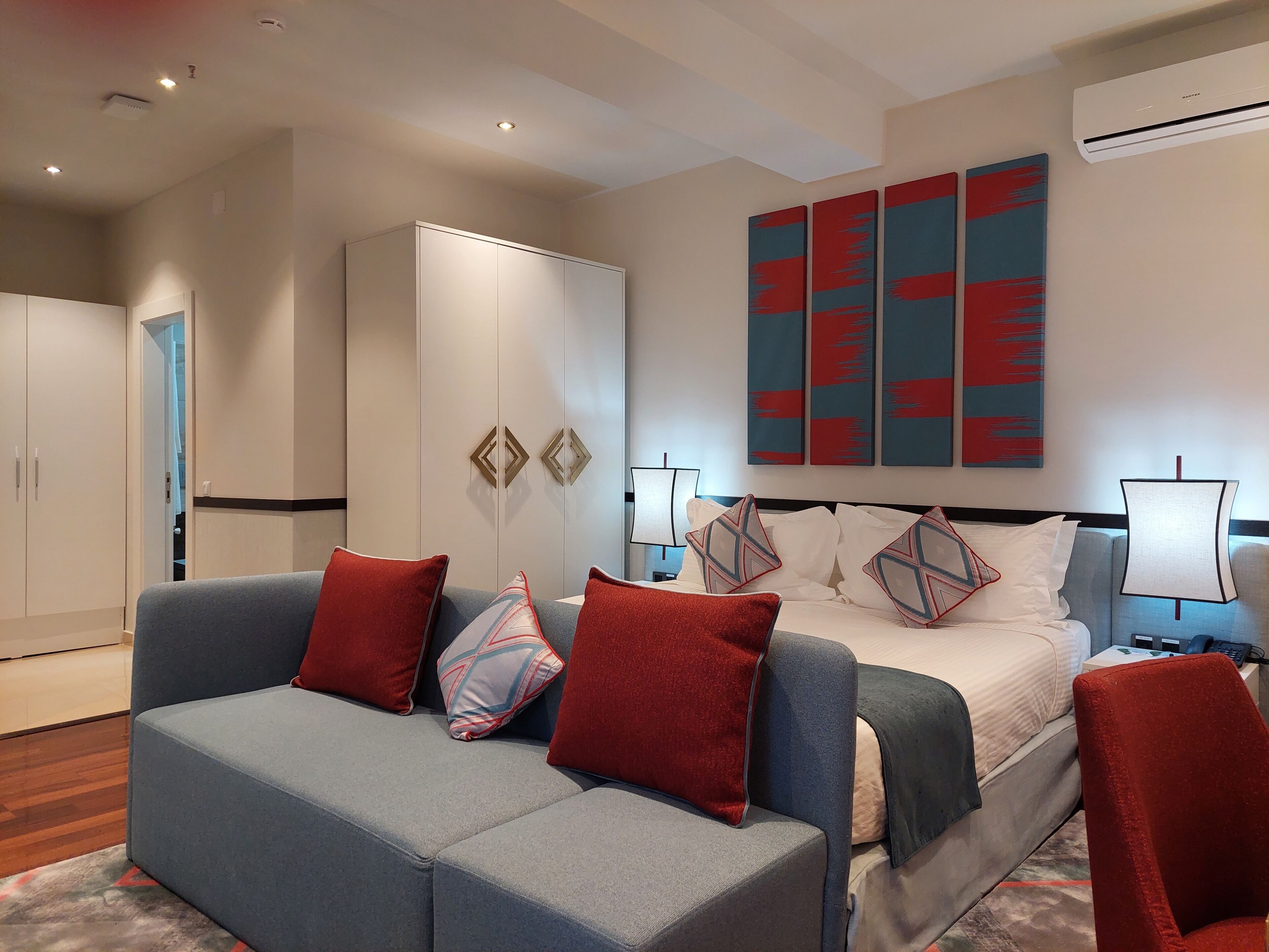 Ropa de cama de alta calidad y caja de seguridad en la habitación 