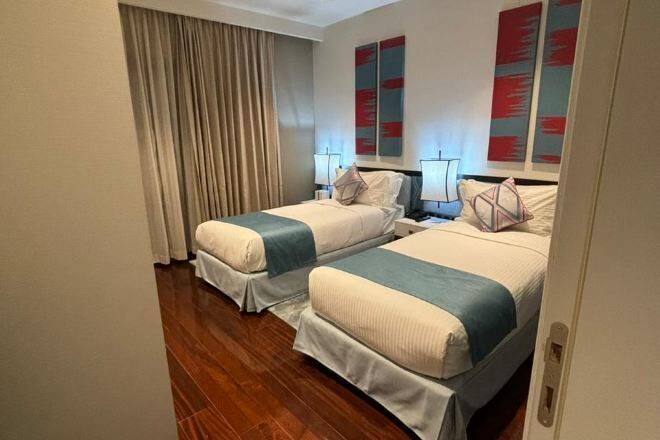 Ylelliset vuodevaatteet, tallelokero huoneessa, työpöytä