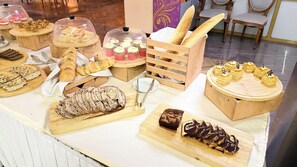 Tägliches Frühstücksbuffet gegen Gebühr
