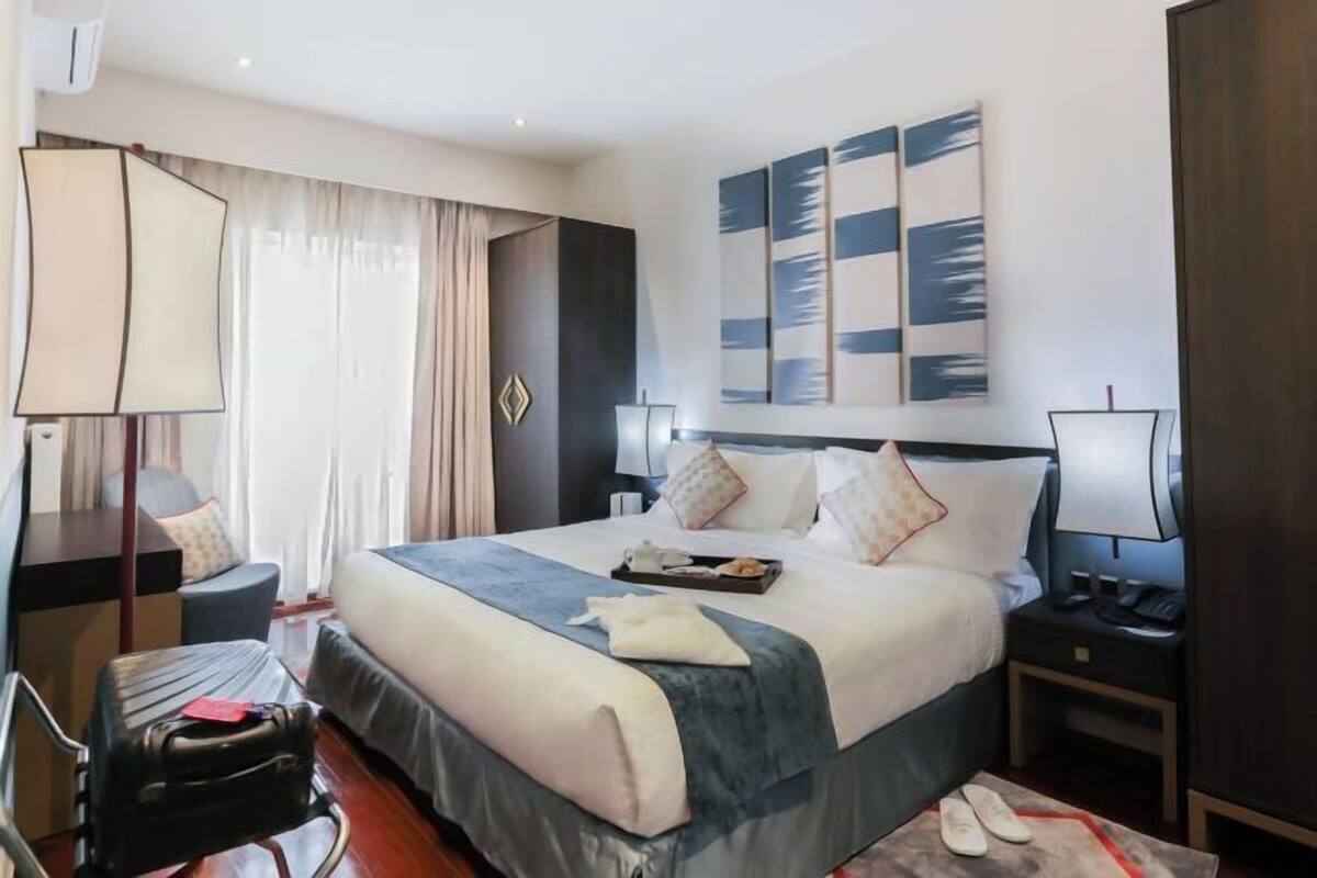 2 bedrooms, premium bedding, in-room safe, desk