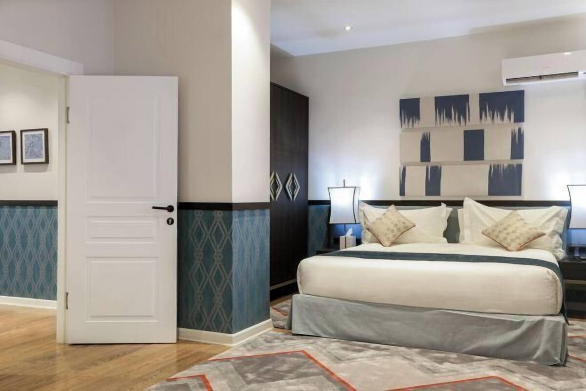 2 bedrooms, premium bedding, in-room safe, desk
